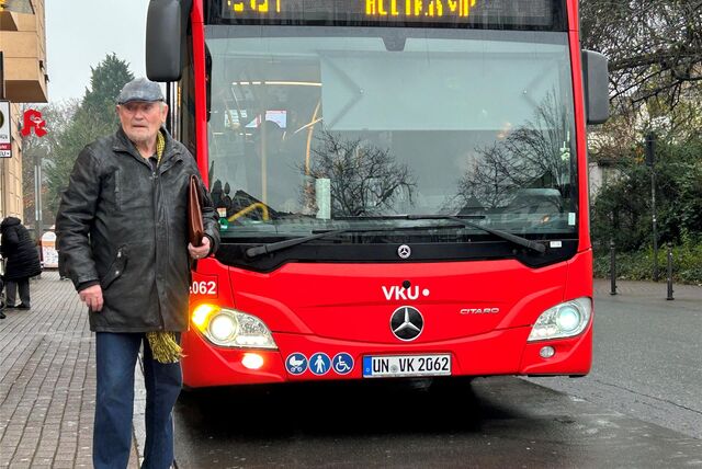 Manfred Grod auf dem alten Markt in Kamen. Die Busse dürfen seiner Ansicht nach nicht so nah an den Zebrastreifen heran fahren.