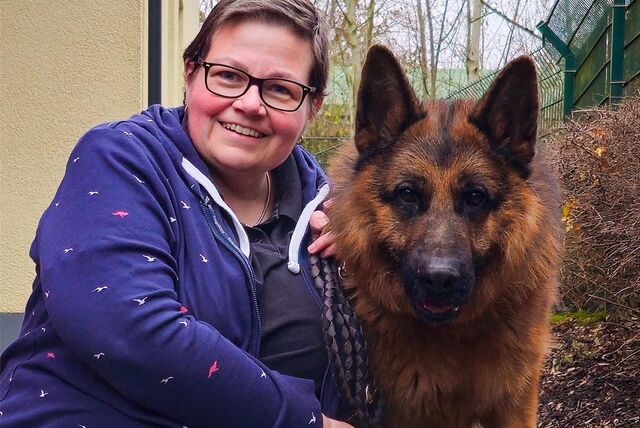 Catharina Seelig und Schäferhund Whisky.