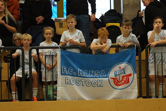 Die Kicker von Hansa Rostock verfolgen die Spiele in der Haupthalle.