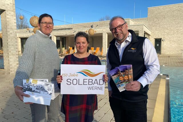 Britta Löchter von Werne Marketing (l.), Solebad-Veranstaltungsmanagerin Anne Kleimann und Badleiter Jürgen Thöne freuen sich auf das Jubiläumsjahr mit vielen Besonderheiten.