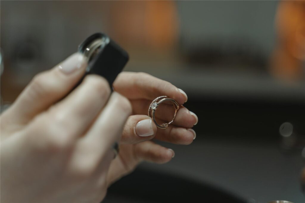 Eine Person hält eine Ring in der Hand.