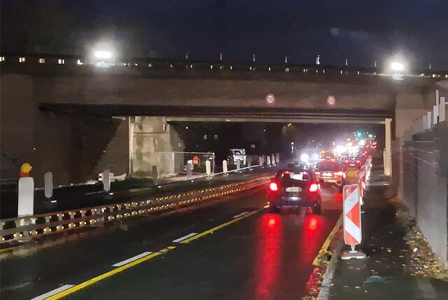 Die B233 zwischen Unna und Kamen ist wieder frei. Man sieht eine Baustelle und Autos, die wieder auf der Straße fahren dürfen. Es ist noch dunkel.