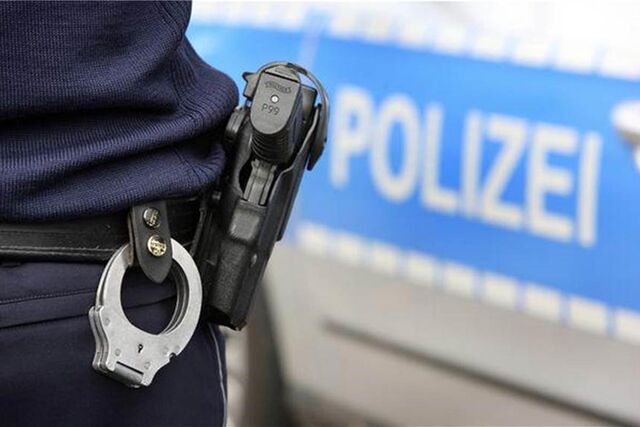 Ein aggressiver Mann widersetzt sich Polizisten und droht ihnen Gewalt mit einer Waffe an.
