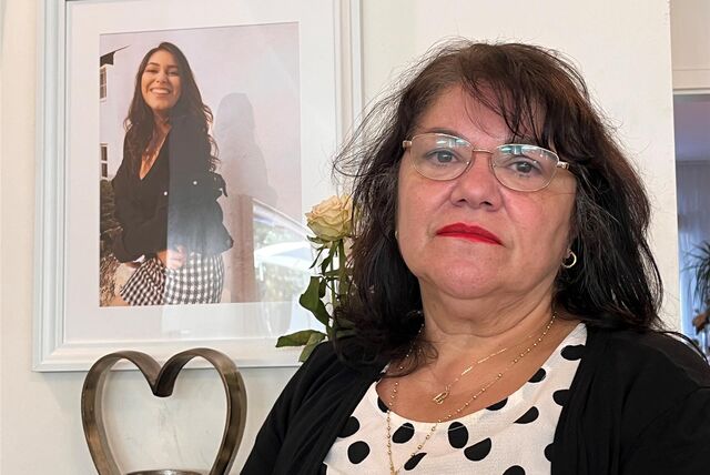 Patrizia Vinci Musca trauert um ihre Tochter Miriam, deren Fotografie im Hintergrund zu sehen ist. Miriam starb plötzlich mit nur 22 Jahren.