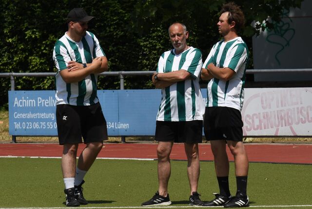 Das Trainerteam von Westfalia Wethmar unterhält sich.