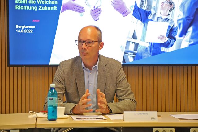 Dr. Dieter Heinz bei einer Pressekonferenz.