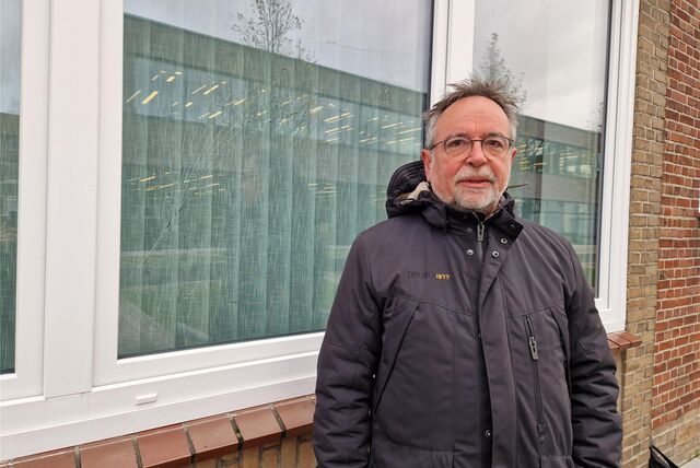 Pfarrer Olaf Goos steht vor seinem Bürofenster