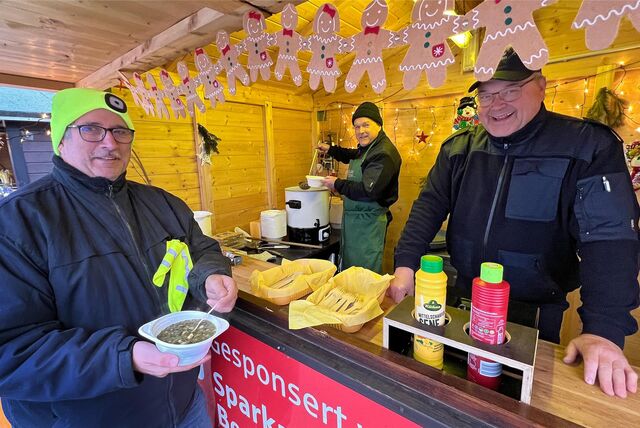 An den Ständen des Weihnachtsmarktes gibt es Geschenke und und deftige Speisen, hier eine Szene von einem früheren Markt.