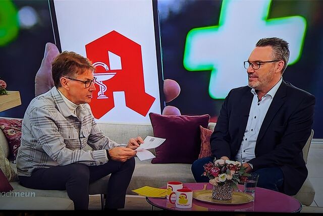 Der Lüner Hausarzt Dr. Arne Krüger (r.) sprach bei „Live nach Neun“ mit Moderator Peter Großmann über die Einführung der E-Rezepte.