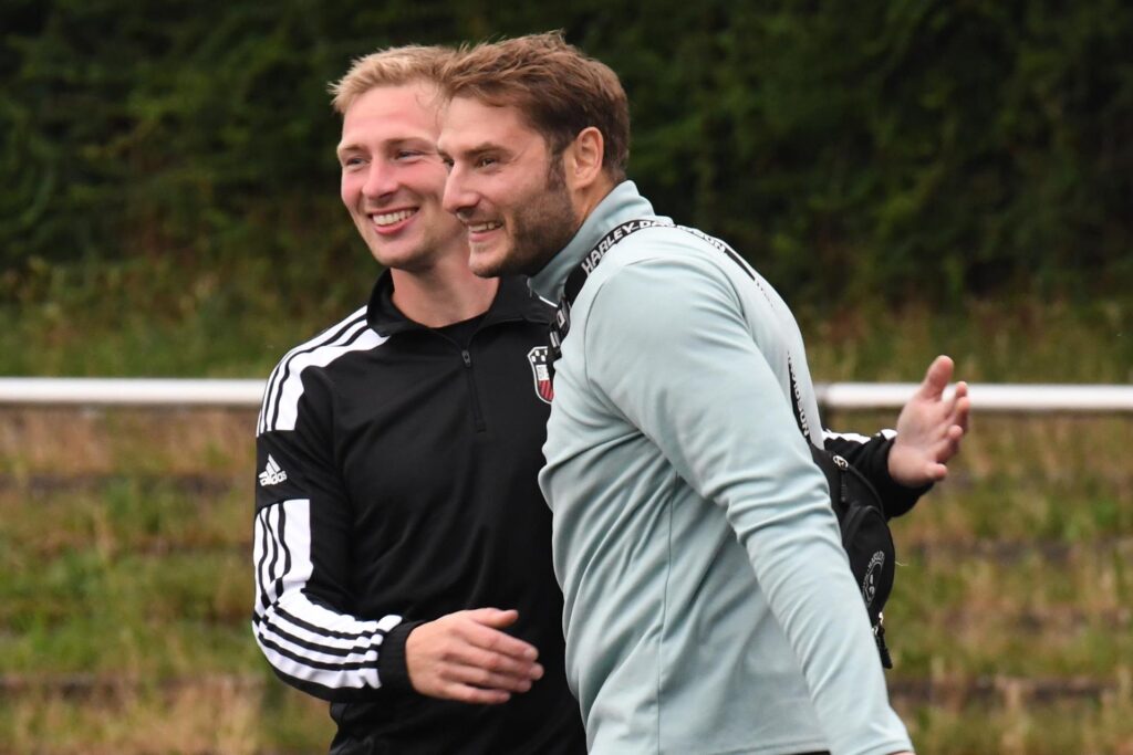 Marcel Schaub (l.) begrüßt Kadir Koc. Marcel Schaub (l.) begrüßt Kadir Koc.