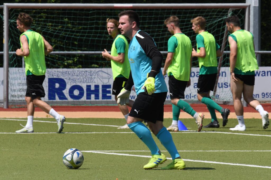 Niklas Dvorak hat den Ball am Fuß. Niklas Dvorak hat den Ball am Fuß.