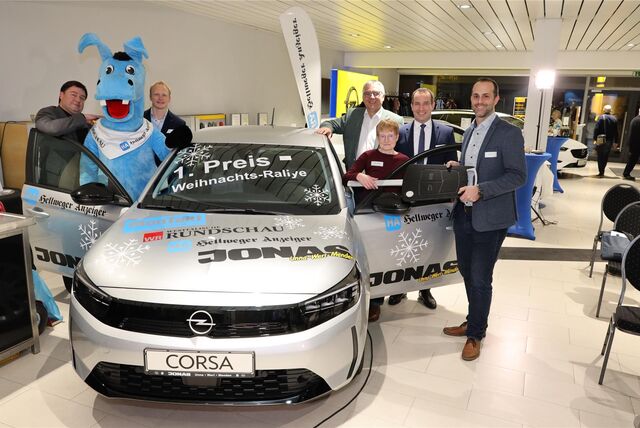 Jörg Steinsdörfer (Gebietsleiter Opel), Marcus Dollenkamp (Verlagsleiter), Wilhelm Jonas, Hans-Christian Haarmann (Geschäftsführer) und Kai Jonas gehörten bei der Weihnachtsrallye 2023 zu den vielen Gratulanten von Gewinnerin Birgit Andersen. Nun steht die diesjährige Preisübergabe an.