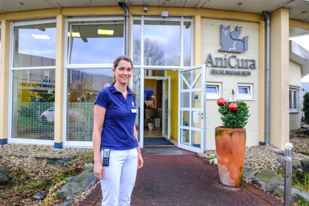 Dr. Martina Krutzinna steht vor dem Gebäude der Tierklinik „AniCura Dr. Martina Krutzinna steht vor dem Gebäude der Tierklinik „AniCura
