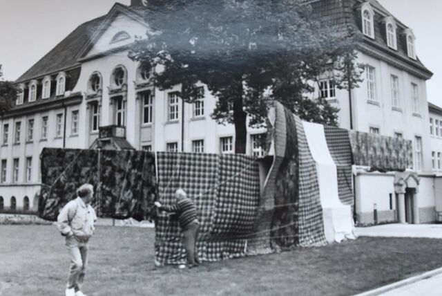 Das eingehüllte Kunstwerkes vorm Amtshaus in Bork im Jahr 1996.