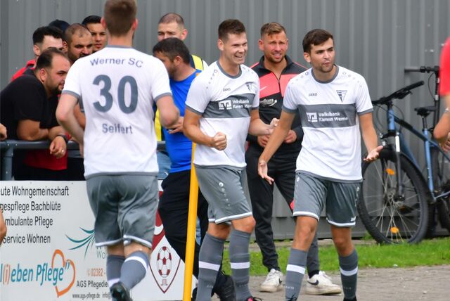 Dennis Seifert (v.l.), Chris Thannheiser und Leon Becker bejubeln ein Tor.