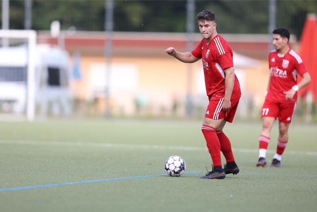 Enis Delija hat den Ball am Fuß