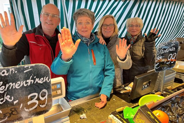 Es verabschieden sich (v. l.) Michael und Susanne Hubracht, Schwester Anke Heitbaum und Mitarbeiterin Ute Eckert vom Wochenmarkt in Werne.