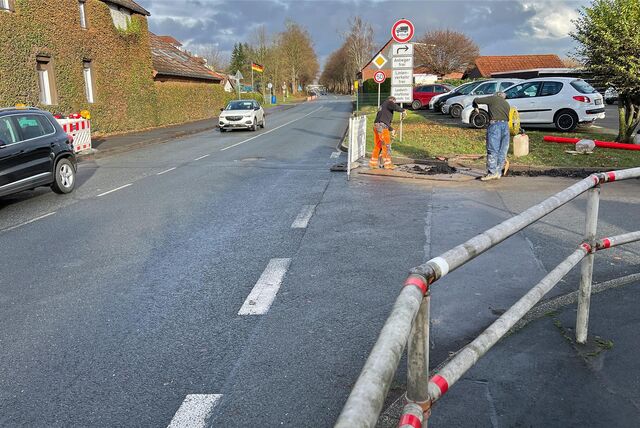 Auf der Hammer Straße in Unna fahren Autos. An der Abzweigung An der Vaerstbrücke sind Bauarbeiter bei der Arbeit.