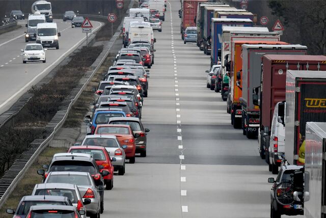 Stau nach einer Massenkarambolage auf der A1 (Symbolbild). Der ADAC erinnert daran, in solchen Situationen eine Rettungsgasse zu bilden.