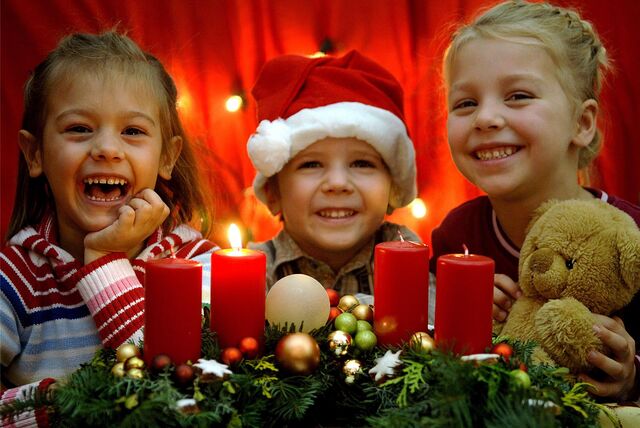 Kinder und ein Adventskranz