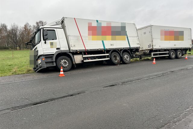 Der Lastwagen steht im Graben an der Waltroper Straße in Selm-Bork.