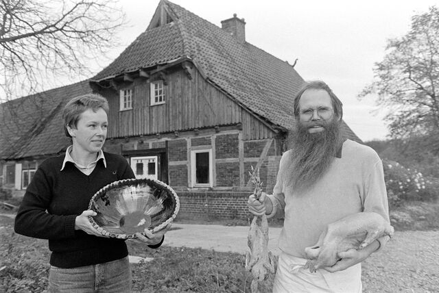Der Maler Gilbert Pink steht vor der alten Gebäudegruppe nahe dem Hof Schulze Wischeler