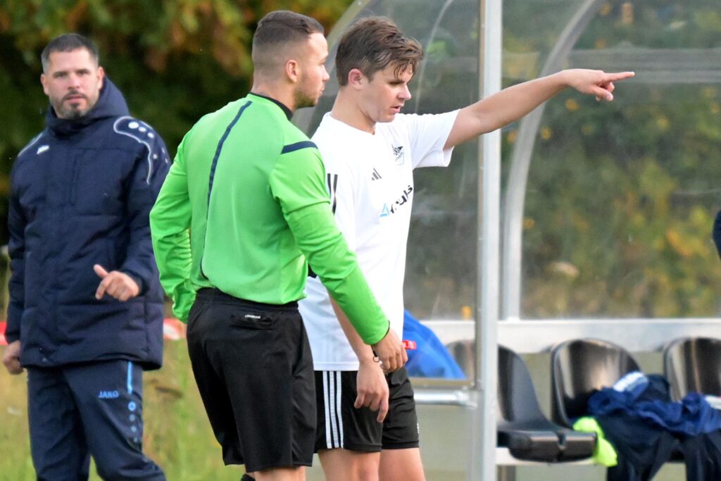 Dennis Schulz zeigt mit dem ausgestrecktem Arm auf etwas Dennis Schulz zeigt mit dem ausgestrecktem Arm auf etwas