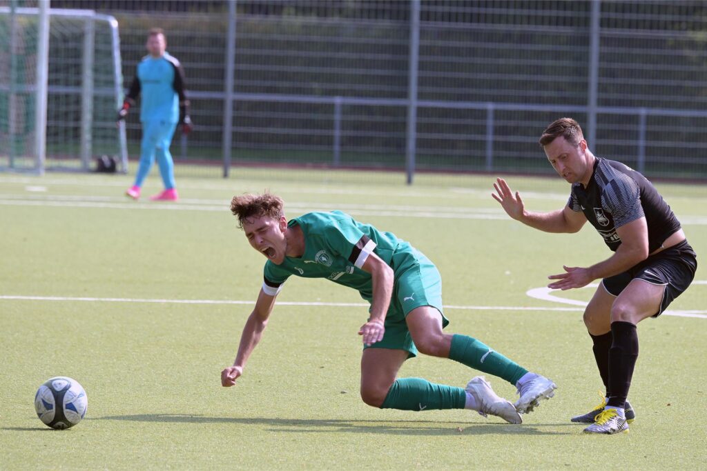 Jonas Osterholz (l.) geht nach einem Foul zu Boden. Jonas Osterholz (l.) geht nach einem Foul zu Boden.