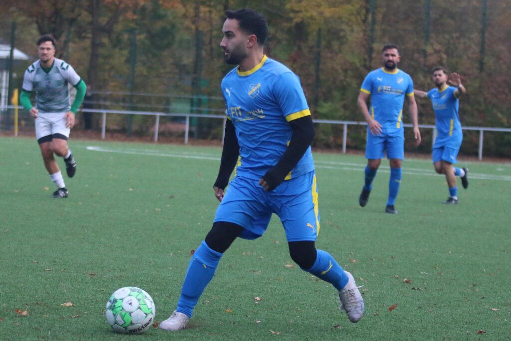 Ahmet Karaduman läuft mit dem Ball am Fuß Ahmet Karaduman läuft mit dem Ball am Fuß
