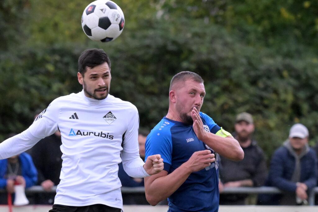 Nico Brand geht ins Kopfballduell mit Marcel Salmen. Nico Brand geht ins Kopfballduell mit Marcel Salmen.