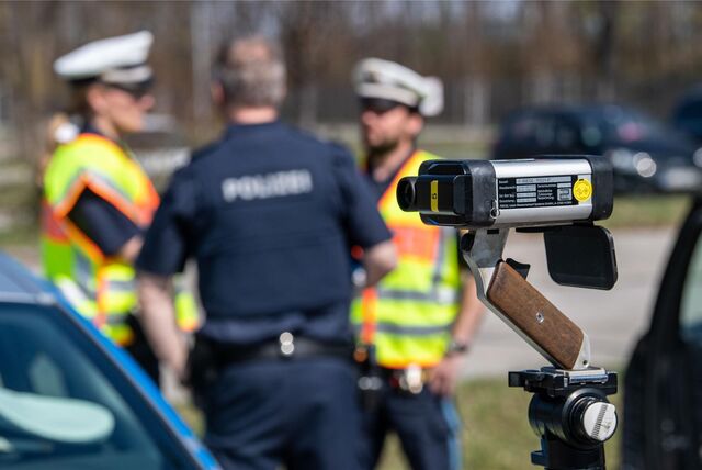 Blitzer und Beamte der Polizei