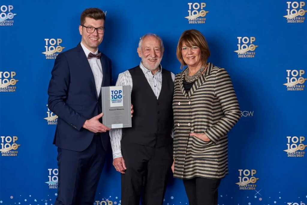 David Komander, Dieter Hallervorden und Britta Hesselbach-Komander bei der Verleihung der Top 100 Akustiker 2023/2024. 