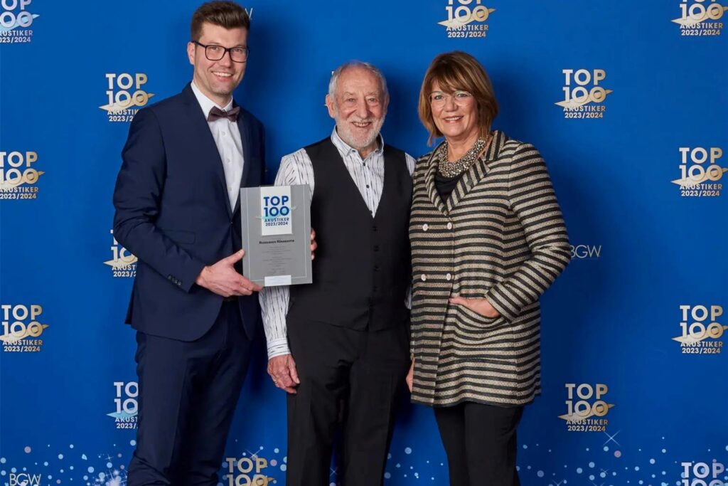 David Komander, Dieter Hallervorden und Britta Hesselbach-Komander bei der Verleihung der Top 100 Akustiker 2023/2024.