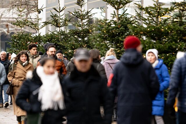 Viele Menschen werden am 17. Dezember 2023 zum verkaufsoffenen Sonntag in den Innenstädten shoppen.