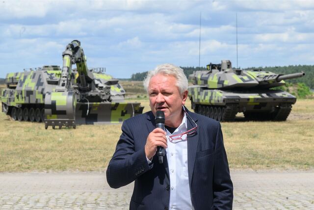 Armin Papperger, Vorstand Rheinmetall, steht vor einem Pionierpanzer Kodiak (l) und einem Kampfpanzer Panther KF51 des Rüstungskonzerns Rheinmetall bei einer Führung durch das Rheinmetall-Werk Unterlüß anlässlich der Sommerreise des niedersächsischen Wirtschaftsministers.