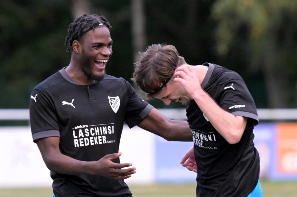Karl Manga (l.) freut sich mit Ilkay Kir nachdem dieser ein Tor erzielt hat. Karl Manga (l.) freut sich mit Ilkay Kir nachdem dieser ein Tor erzielt hat.