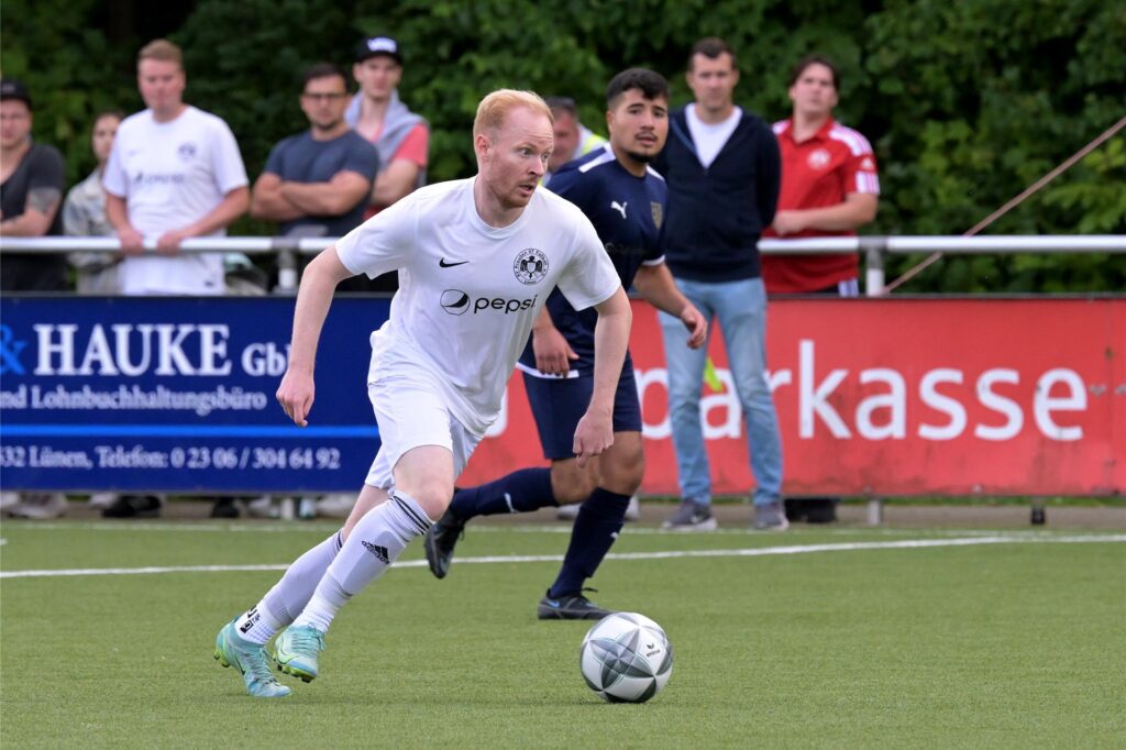 Fabian Kowalski führt den Ball. Fabian Kowalski führt den Ball.