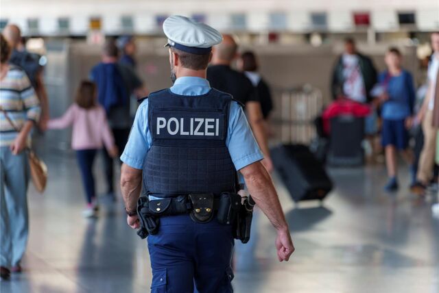 Ein Polizist an einem Flughafen
