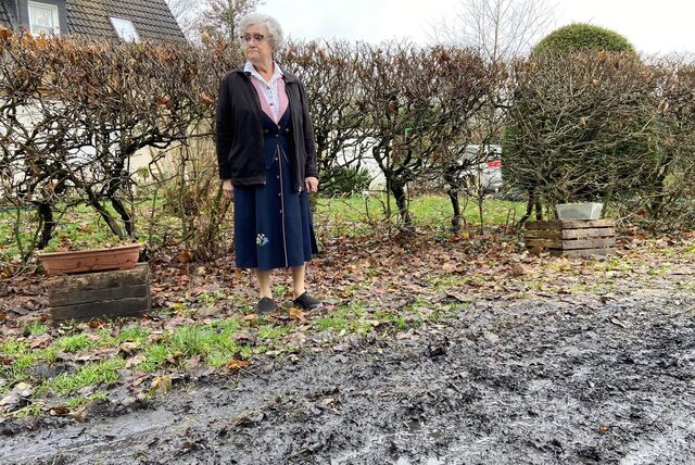 Dagmar Bertram vor ihrem Haus am Ende der Sackgasse.