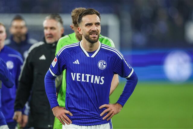 Kenan Karaman mochte sich über sein Kopfballtor nicht freuen, weil Schalke einen Sieg verschenkte.