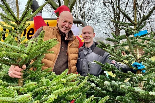 Thomas Hennecke (links) und Luca Fabri beim Weihnachtsbaum-Verkauf in Dortmund-Neuasseln