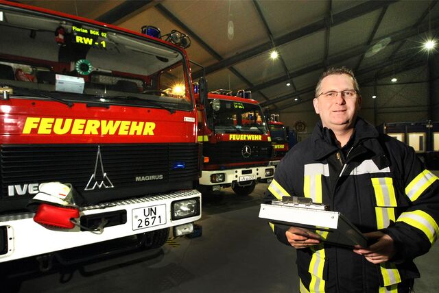 Feuerwehr-Chef Dirk Kemke vor Löschfahrzeugen der Bergkamener Feuerwehr.