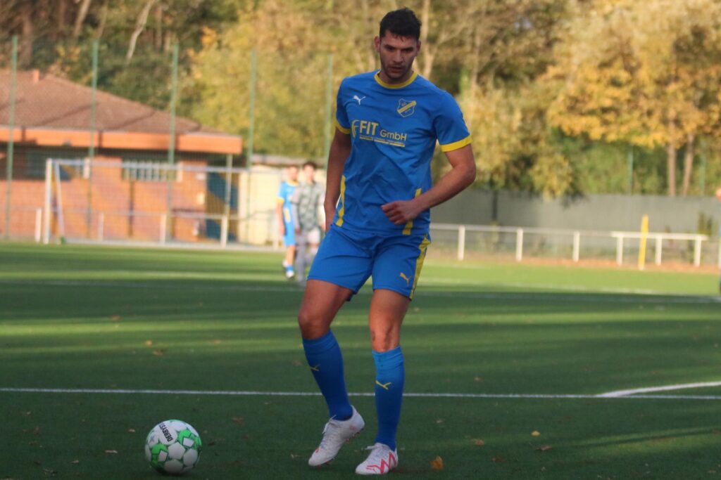 Ahmed Ersoy hat den Ball Ahmed Ersoy hat den Ball
