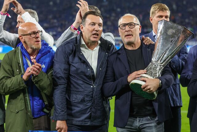 Schalker Eurofighter Yves Eigenrauch, Marc Wilmots und Andreas Müller (v. l.) bei der 25-Jahr-Eurofigher-Party im Mai 2022.