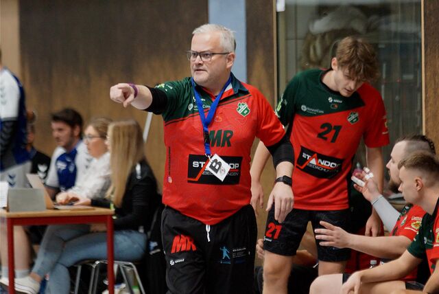 Heerens Trainer Mike Rothenpieler weist den Weg: Der HC Heeren ist aktuell Bezirksliga-Wintermeister.