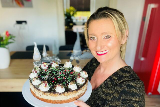 Backbloggerin Angela Küntzle hält ihre weihnachtliche Cappuccino-Torte in die Kamera. Sie verrät ihr Rezept.