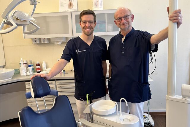 Zahnarzt Bodo Stöcklein (r.) und sein Nachfolger Dr. Steffen Homann im Behandlungsraum