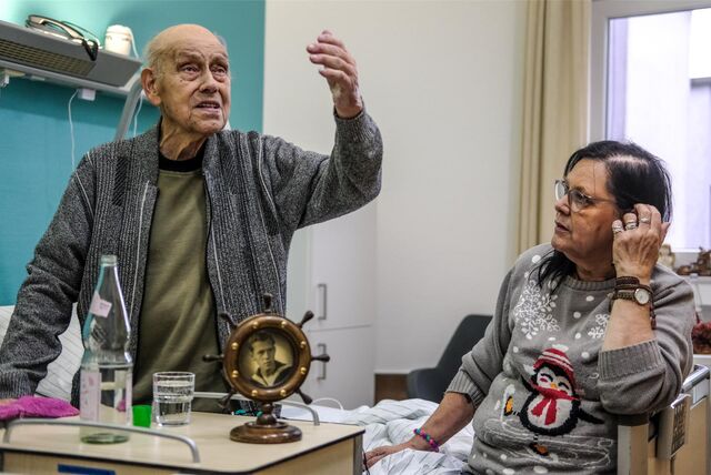 Hans Rosenthal erzählt gestikulierend aus seinem Leben, Tochter Monika Wulf hört ihm zu.