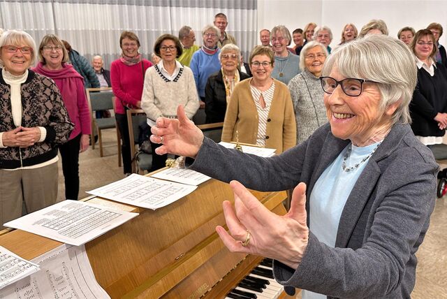 In der Woche vor Weihnachten dirigierte Uta Böhm ein letztes Mal den Singkreis Chantons. Die Leiterin legt mit 79 Jahren ihr Amt aus Altersgründen nieder.