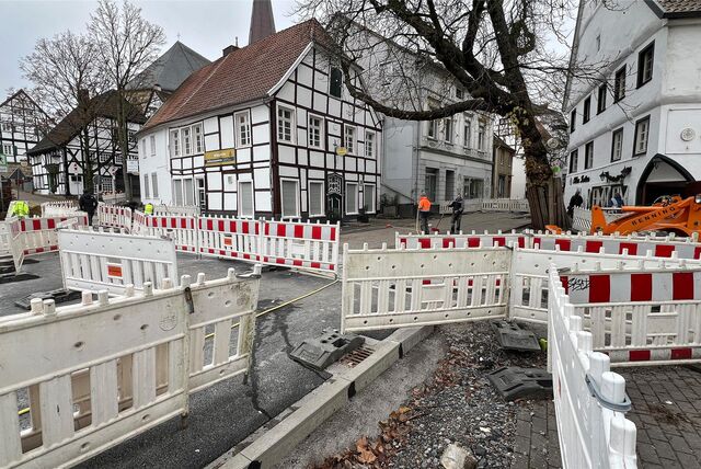 Ein Labyrinth aus Absperrungen ist rund um die Baustelle am Morgentor aufgebaut.